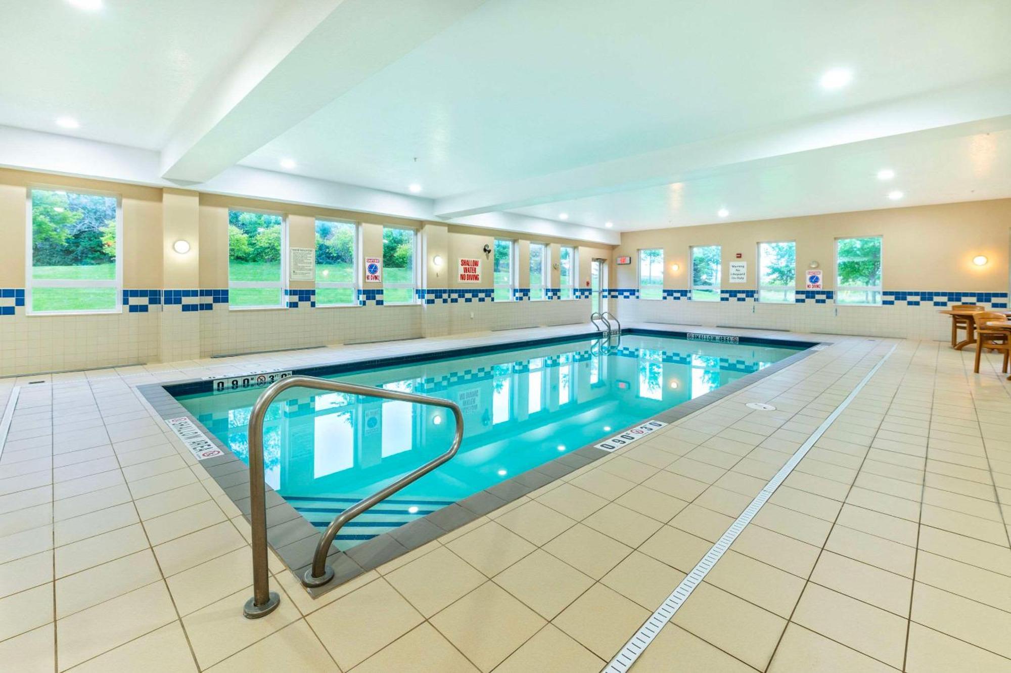 Comfort Inn & Suites Kincardine Bagian luar foto